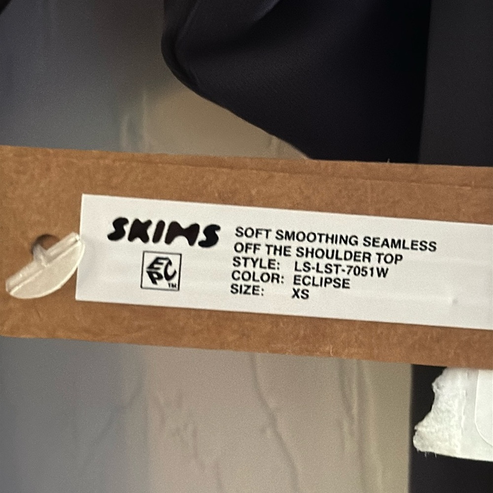 SKIMS Soft Smoothing Seamless Off The Shoulder Top - Picture 8 of 9